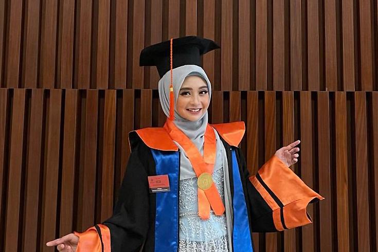 7 Potret Ega Noviantika Wisuda S1, Rampungkan Studi Sambil Urus 2 anak