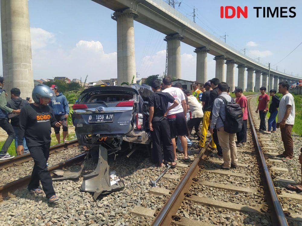 [BREAKING] Minibus Berpenumpang Tertabrak Kereta Api Feeder Whoosh
