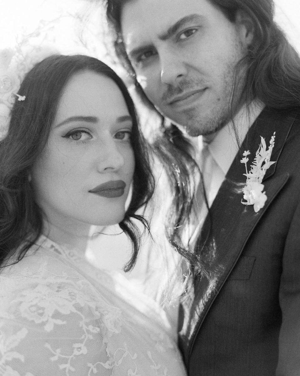 potret pernikahan Kat Dennings (instagram.com/katdenningsss)