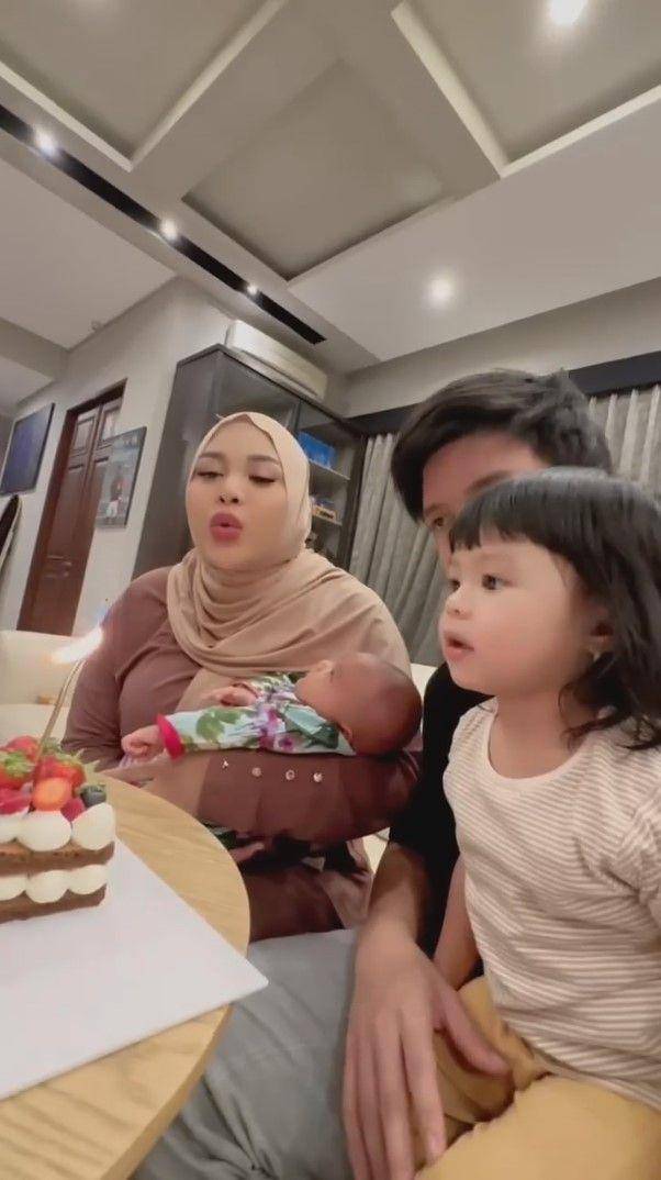 perayaan 1 bulan Azura (youtube.com/attahalilintar)