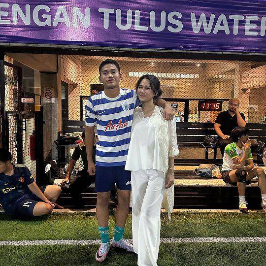 potret kebersamaan Azizah Salsha dan adik di lapangan sepak bola (instagram.com/acadumpie)