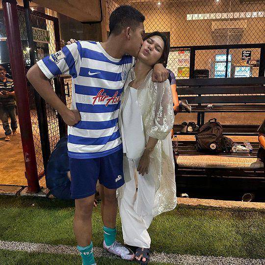 potret kebersamaan Azizah Salsha dan adik di lapangan sepak bola (instagram.com/acadumpie)