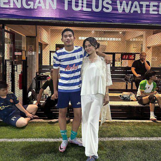 potret kebersamaan Azizah Salsha dan adik di lapangan sepak bola (instagram.com/acadumpie)
