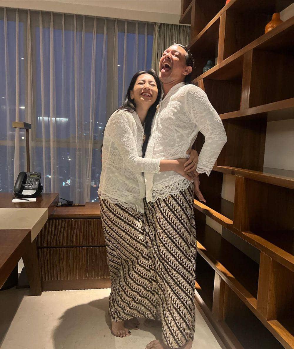 potret Hesti Purwadinata dan Edo Borne cosplay jadi Jeng Yah (instagram.com/hestipurwadinata)