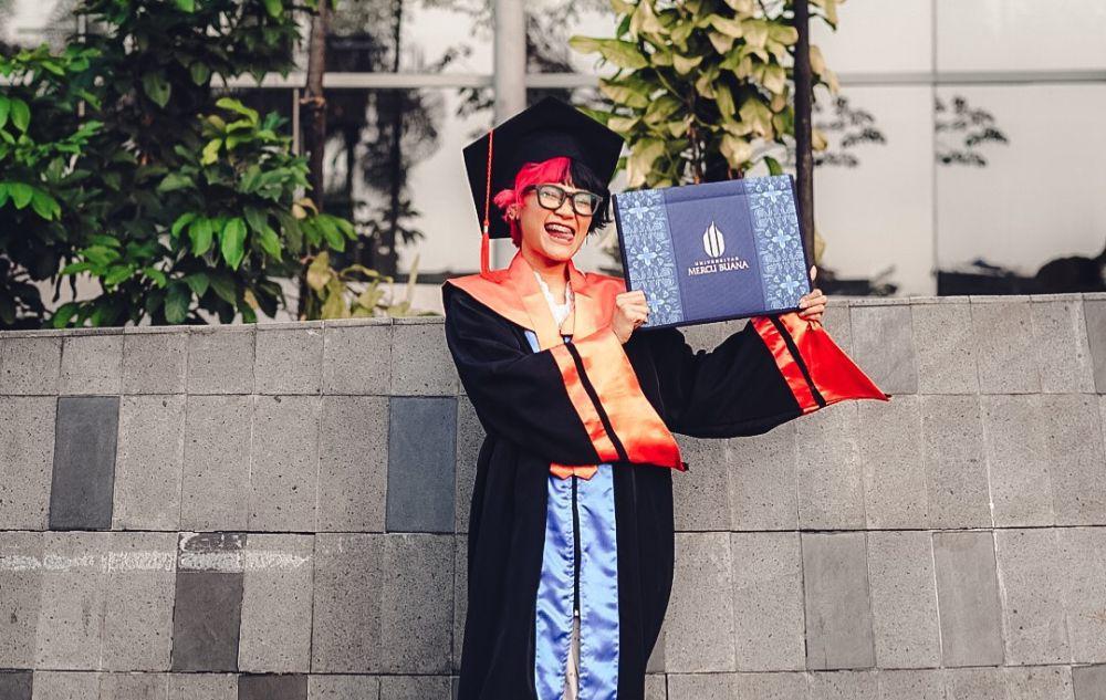 7 Potret Wisuda Aci Resti, Berhasil Sandang Predikat Cum Laude!