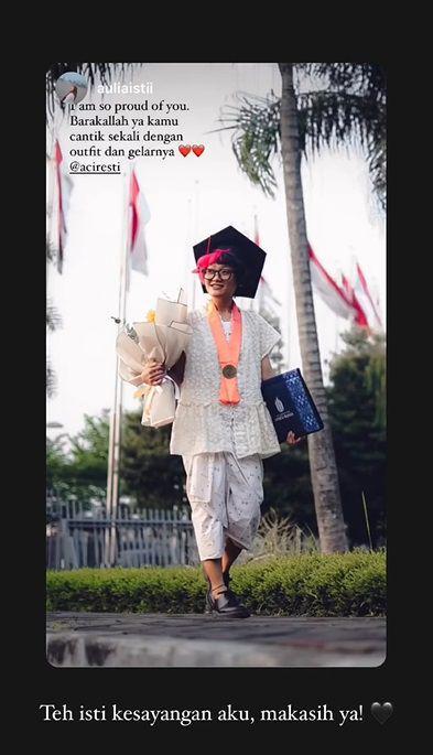 potret wisuda Aci Resti (instagram.com/aciresti)