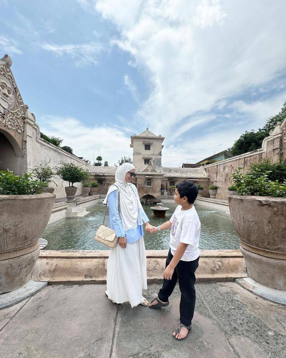 potret Shireen Sungkar dan Adam kunjungi tempat bersejarah di Yogyakarta (instagram.com/shireensungkar)