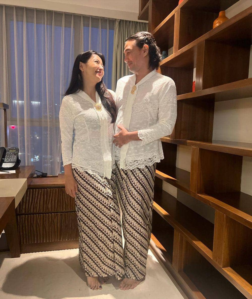 potret Hesti Purwadinata dan Edo Borne cosplay jadi Jeng Yah (instagram.com/hestipurwadinata)