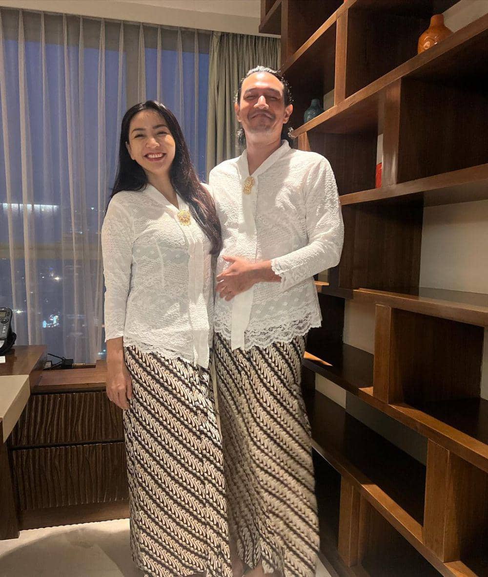 potret Hesti Purwadinata dan Edo Borne cosplay jadi Jeng Yah (instagram.com/hestipurwadinata)