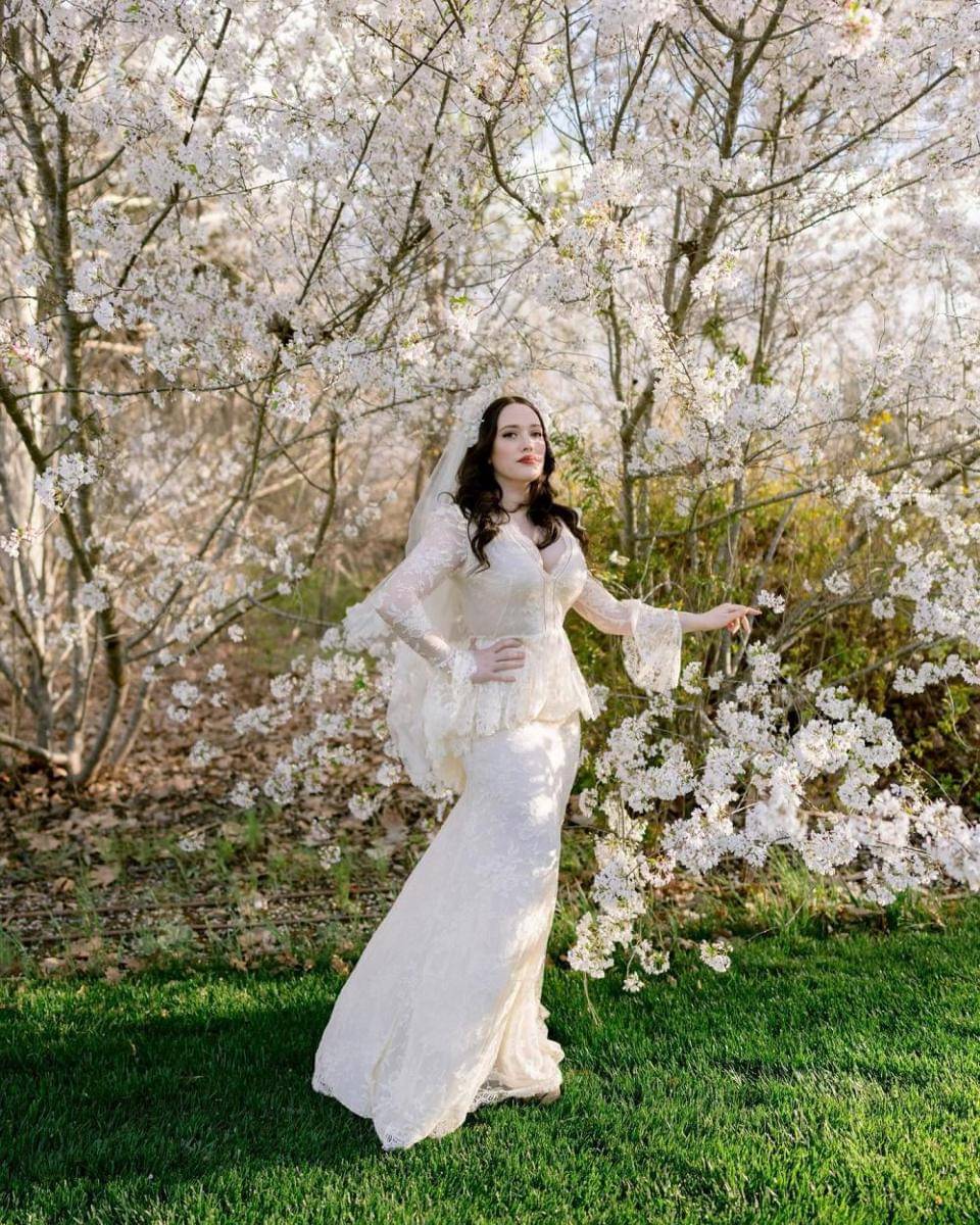 potret pernikahan Kat Dennings (instagram.com/katdenningsss)