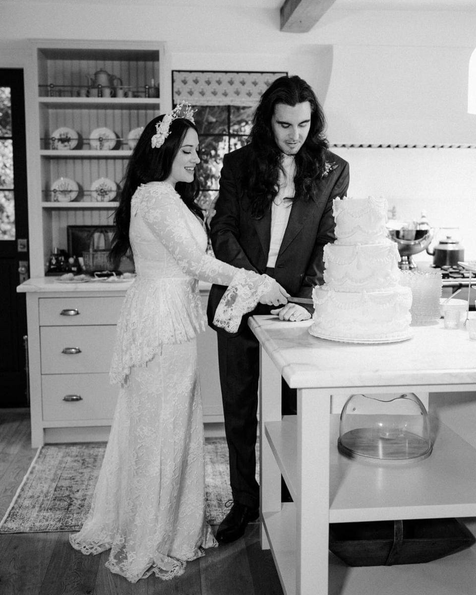 potret pernikahan Kat Dennings (instagram.com/katdenningsss)