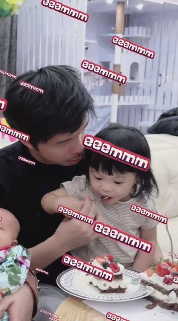 perayaan 1 bulan Azura (youtube.com/attahalilintar)