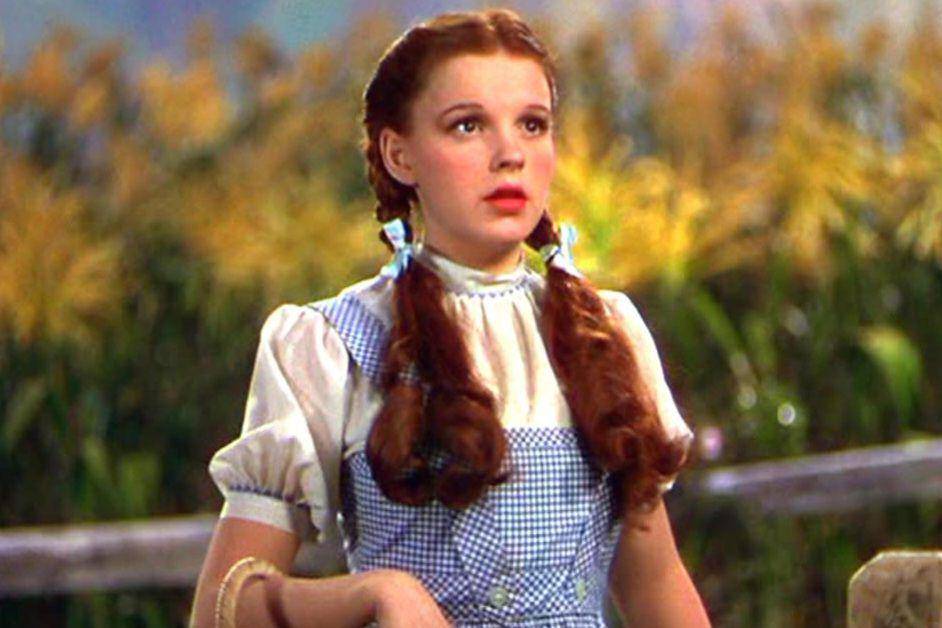 cuplikan Judy Garland berperan sebagai Dorothy di The Wizard of Oz (dok. Warner Bros./The Wizard of Oz)