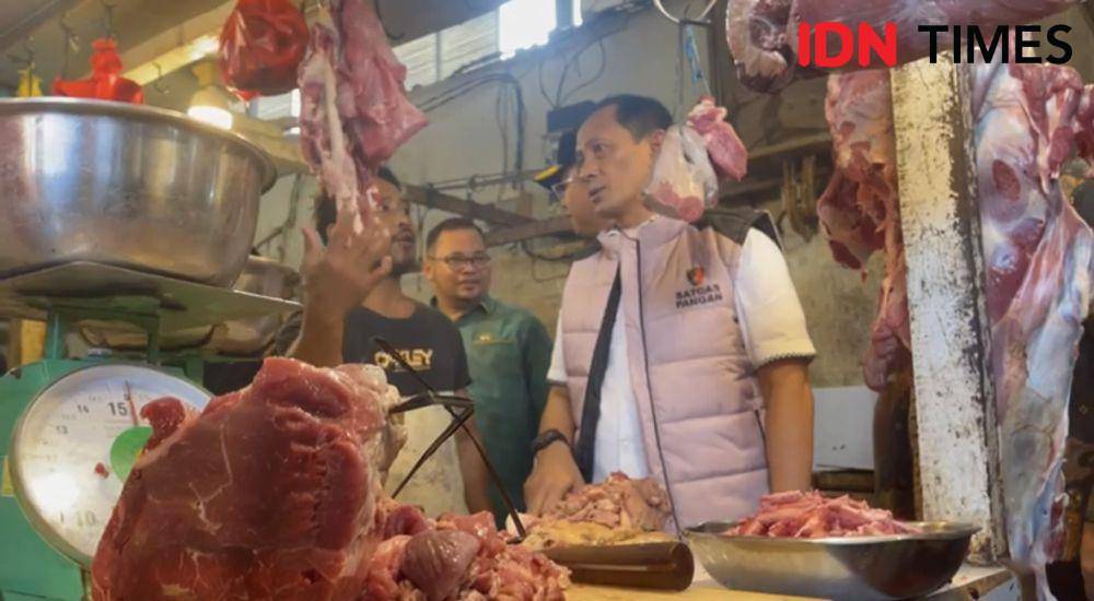 Penyidik Tindak Pidana Utama Bareskrim Polri, Brigjen Pon Helfi Assegaf memantau harga daging di Pontianak. (IDN Times/Teri).