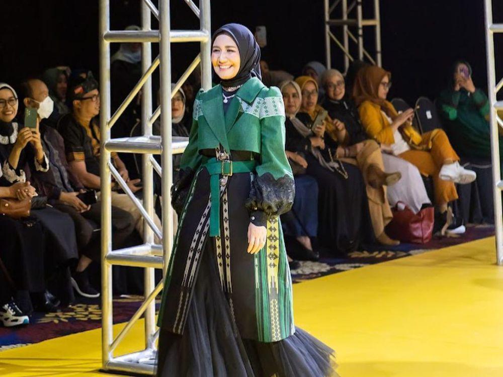 9 Potret Dine Mutiara Fashion Show, Pakai Karya Desainer Jabar