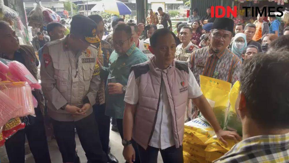 Satgas Pangan Mabes Polri dan tim melakukan sidak ke pasar Flamboyan Pontianak. (IDN Times/Teri).