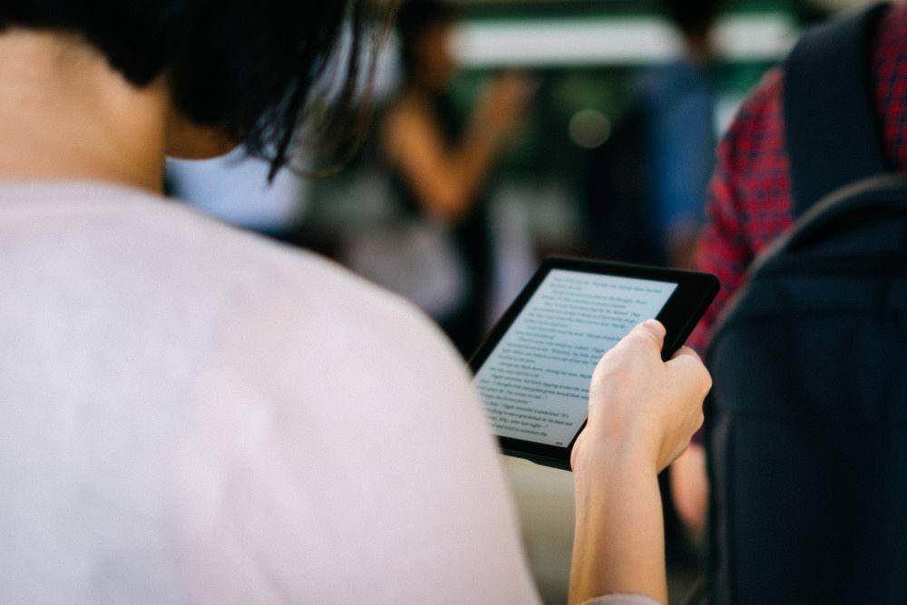 ilustrasi ebook (Unsplash/bady abbas)
