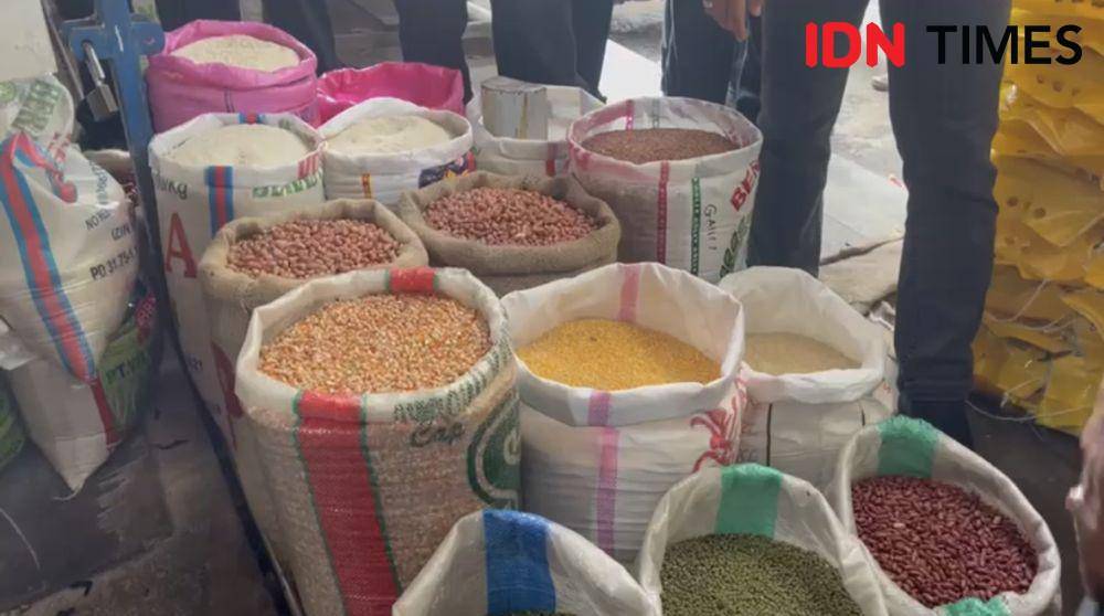 Bahan pokok di pasar Flamboyan Pontianak stabil. (IDN Times/Teri).