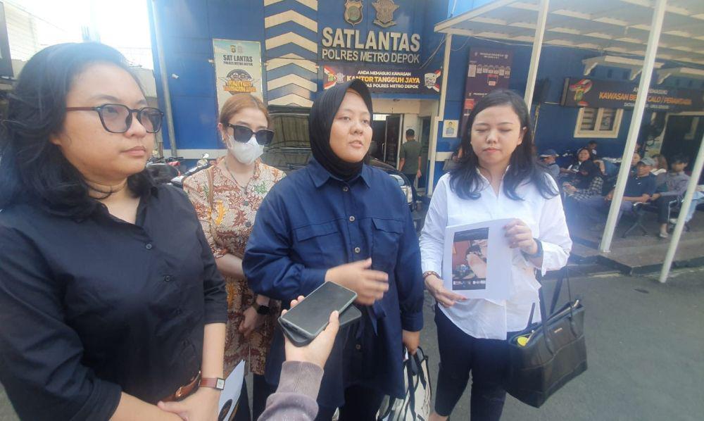 Kuasa hukum korban KDRT berinisial RF saat memberikan laporan kekerasan yang dilakukan suaminya ke Polres Metro Depok. (Istimewa)