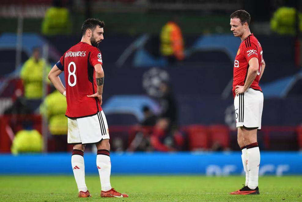 Bruno Fernandes (kiri) dan Jonny Evans (kanan) (uefa.com)