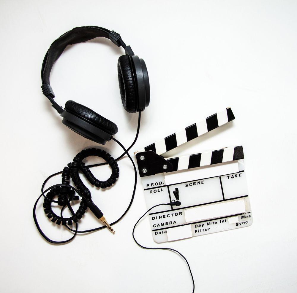 Ilustrasi headphones dan clapper (Dok. Pixabay)