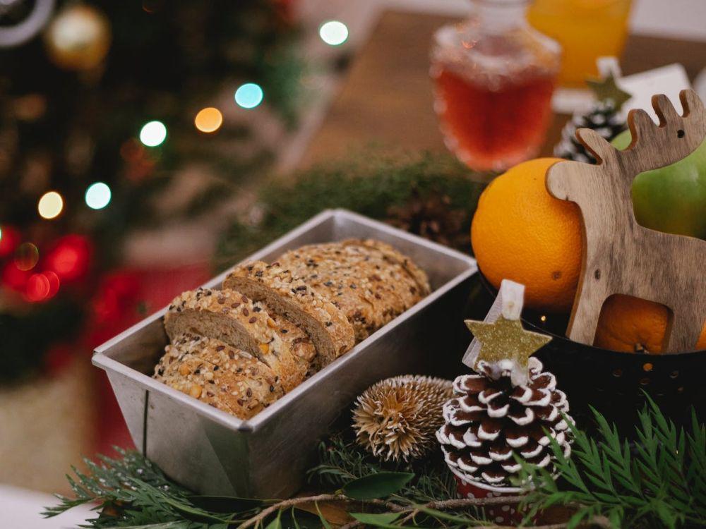 fruit cake dalam loyang (pexels.com/Tim Douglas)