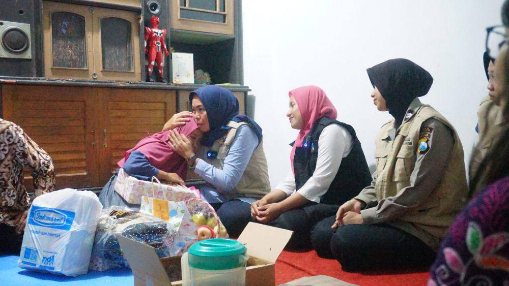 Proses trauma healing pada AKE. (Dok. Humas Polres Malang)