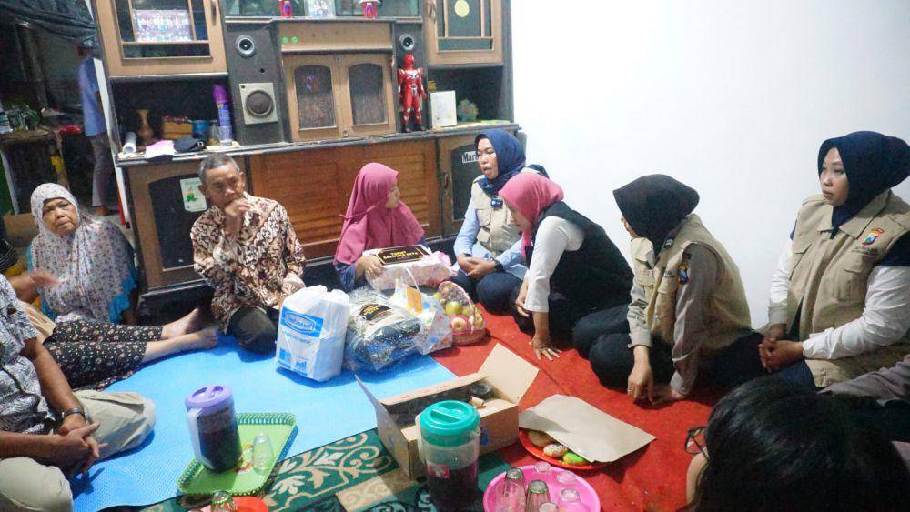 Proses trauma healing pada AKE. (Dok. Humas Polres Malang)