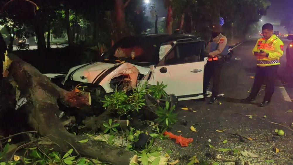Mahasiswi Tak Bisa Kendalikan Mini Cooper, Tabrak Pemotor dan Pohon