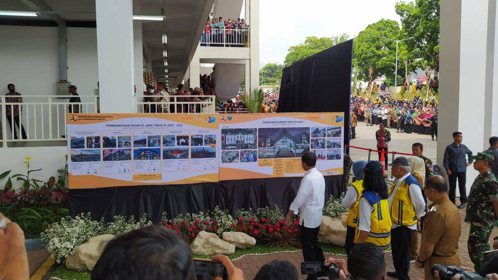 Presiden Jokowi saat meresmikan Pasar Induk Among Tani. (IDN Times/Rizal Adhi Pratama)