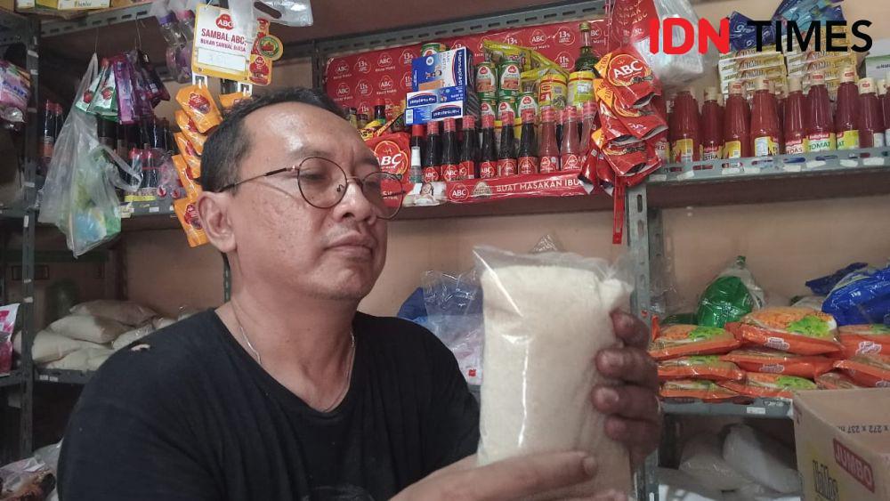 Pedagang memprediksi harga gula pasir bisa tembus Rp20 ribu saat tahun baru/ IDN Times/ Riyanto