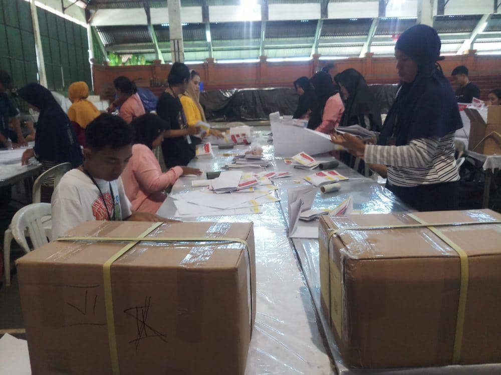Kegiatan pelipatan surat suara di Denpasar (Dok.IDN Times/istimewa)