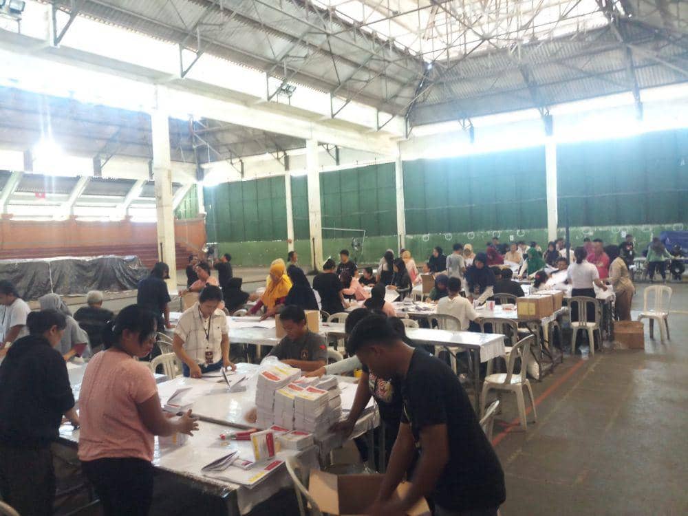 Kegiatan pelipatan surat suara di Denpasar (Dok.IDN Times/istimewa)