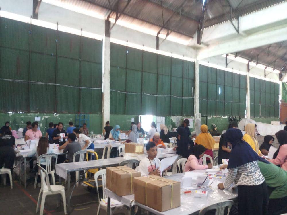 Kegiatan pelipatan surat suara di Denpasar (Dok.IDN Times/istimewa)