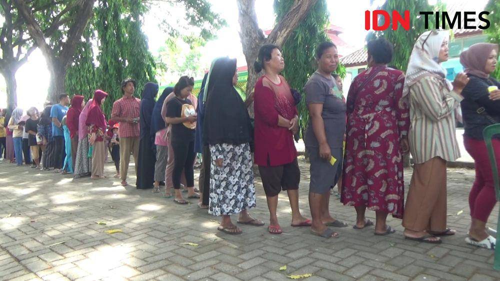 Para ibu rumah tangga di Desa/Kecamatan Nguntoronadi antri beli Sembakung di pasar murah/ IDN Times/ Riyanto