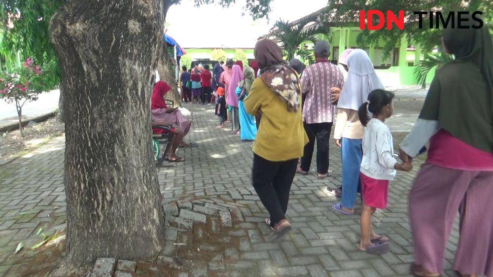 Para ibu rumah tangga di Desa/Kecamatan Nguntoronadi antri beli Sembakung di pasar murah/ IDN Times/ Riyanto