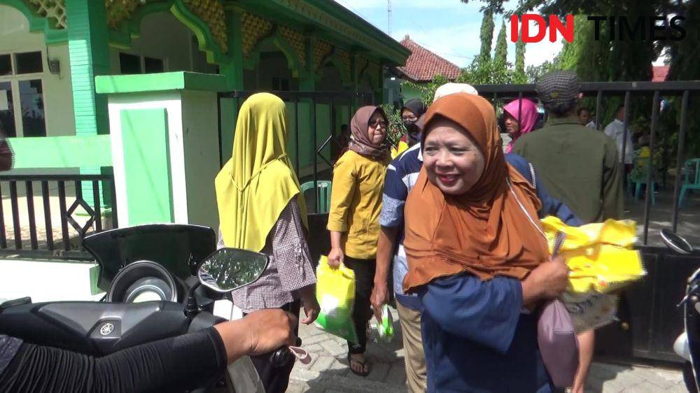 Para ibu rumah tangga di Desa/Kecamatan Nguntoronadi antri beli Sembakung di pasar murah/ IDN Times/ Riyanto