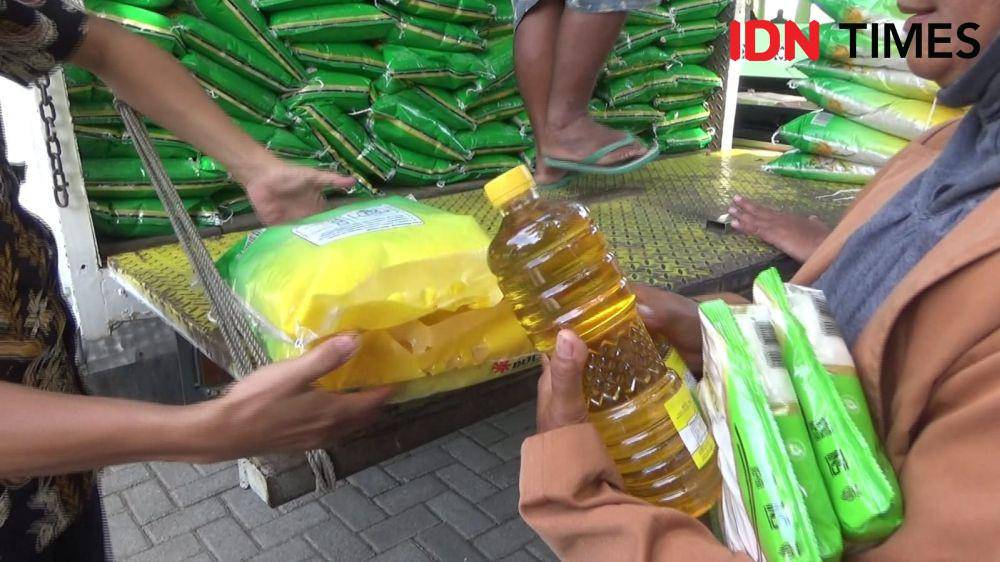 Para ibu rumah tangga di Desa/Kecamatan Nguntoronadi antri beli Sembakung di pasar murah/ IDN Times/ Riyanto