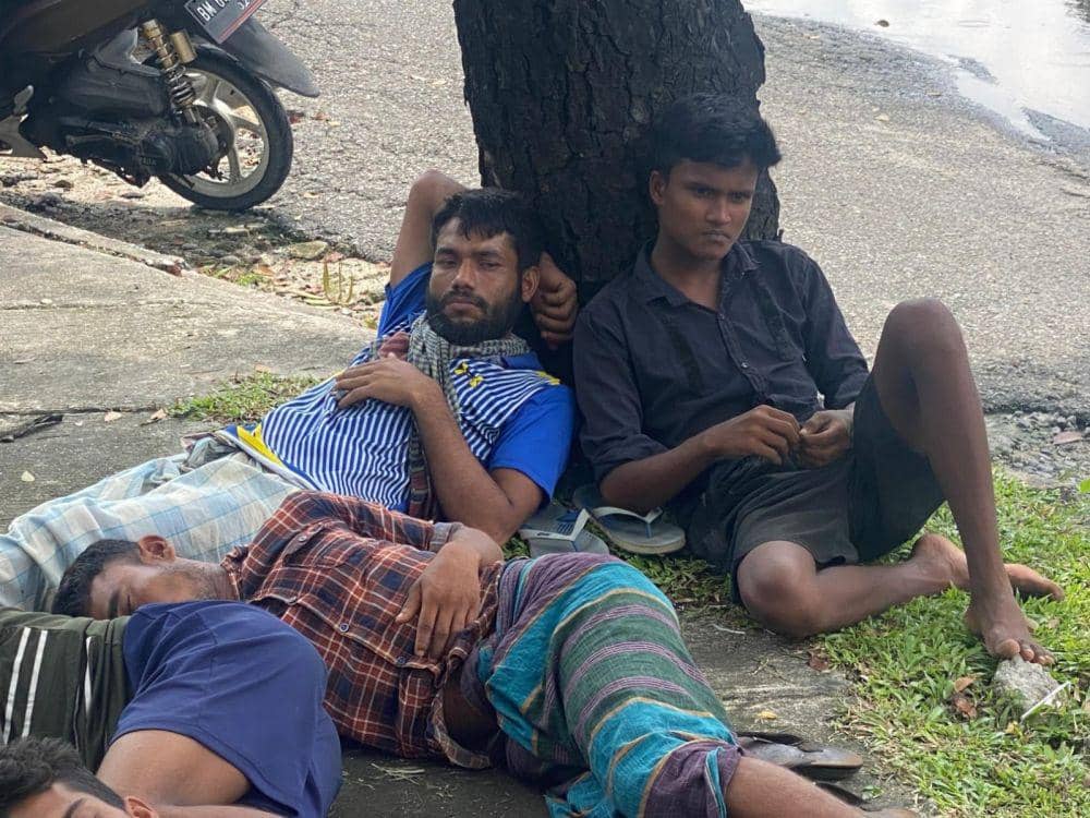 Shamsoel Alom bersama pengungsi lainnya terlantar di trotoar Jalan Jenderal Sudirman (IDN Times/ Fanny Rizano)