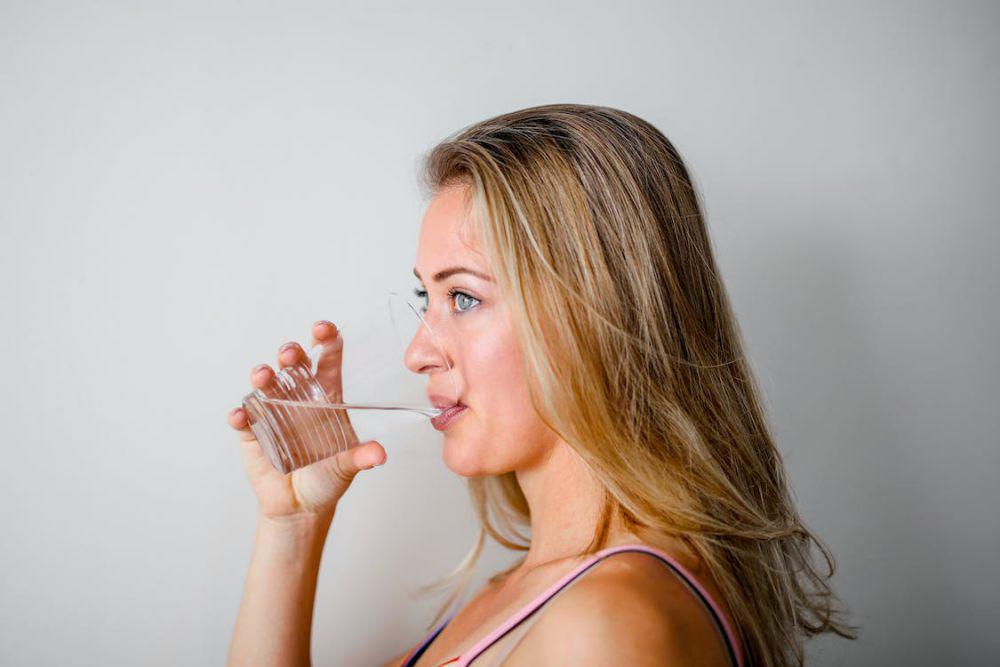 ilustrasi minum air putih (pexels.com/Andrea Piacquadio)
