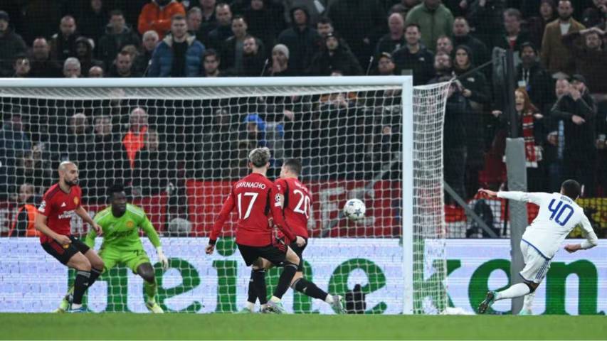 Pemain Copenhagen membobol gawang MU jelang pertandingan usai. (uefa.com)