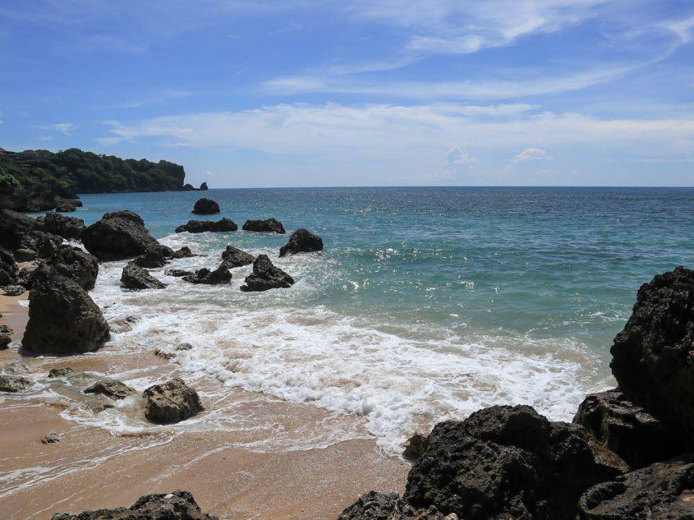 Garis pantai Pantai Impossible yang cukup pendek (Dok.Pribadi/Natalia Indah)