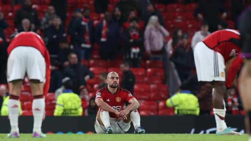 Para pemain MU tertunduk lesu usai kalah dari Bayern Muenchen. (uefa.com)