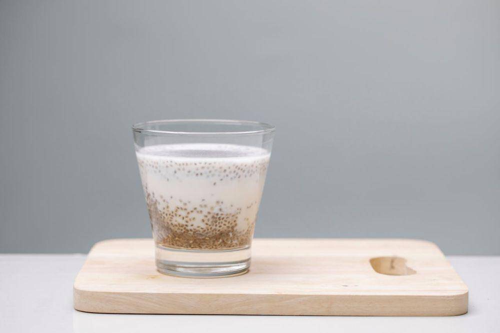 ilustrasi chia seeds dalam minuman (pexels.com/Charlotte May)