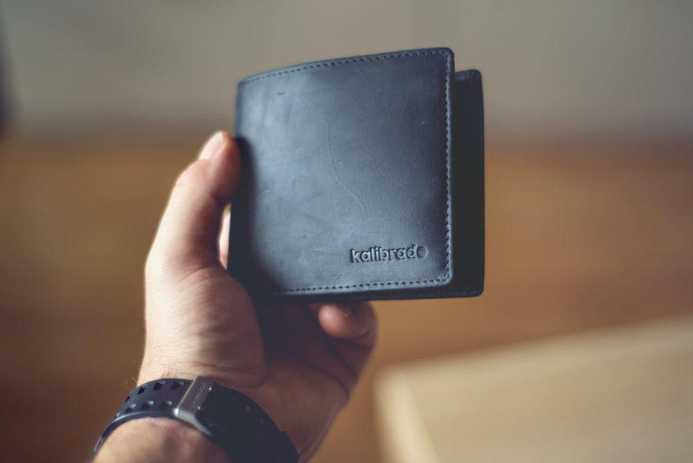 ilustrasi memegang dompet (pexels.com/Emil Kalibradov)