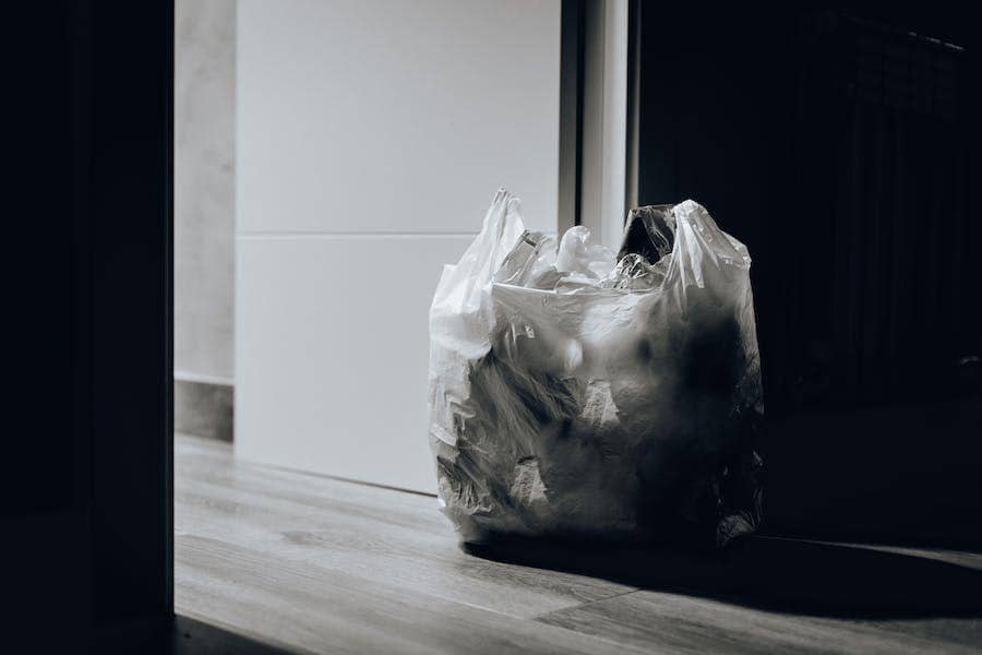 ilustrasi sampah plastik yang dibungkus (pexels.com/Juan Pablo Serrano Arenas)