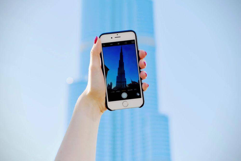 ilustrasi bermain ponsel di Dubai (pexels.com/id-id/@punttim)