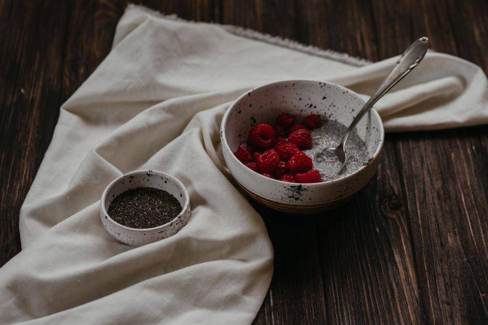ilustrasi chia seeds dan buah-buahan (pexels.com/Polina Kovaleva)