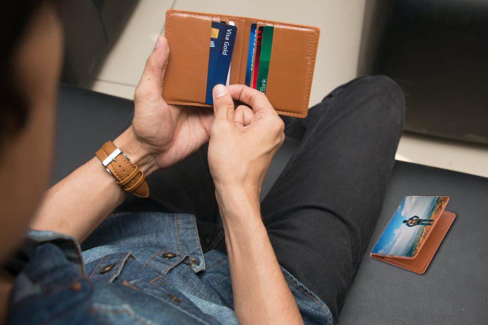 ilustrasi membuka dompet (pexels.com/Rann Vijay)