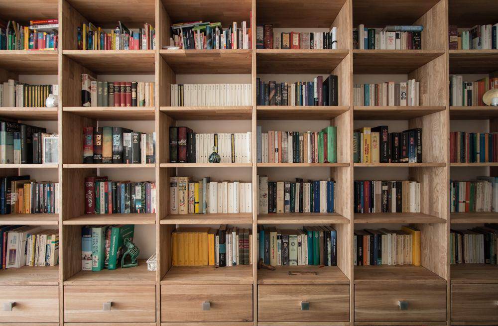 ilustrasi rak buku (Unsplash/Pickawood)